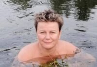 FOTO: Linda Mūrniece peldas pa pliko, vāc vīgriežu tēju un vēro krupju dzīvi