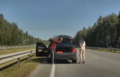 Pakaldzīšanās un šāvieni gaisā: Puika ar “behu” izraisa trilleri uz Jelgavas šosejas (VIDEO) Pakaldzīšanās un šāvieni gaisā: Puika ar “behu” izraisa trilleri uz Jelgavas šosejas (VIDEO)
