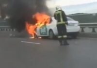 VIDEO: Uz Dienvidu tilta ar atklātu liesmu nodeg taksometrs