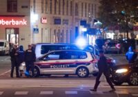 VIDEO: Terorakts Vīnē – uzbrucēji mērķēti šauj uz gājējiem; vismaz trīs cilvēki nogalināti