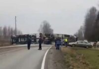 VIDEO: Apgāzies kravas auto nobloķē satiksmi pie Pļaviņām