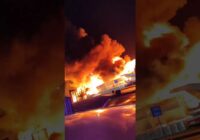 VIDEO: Rēzeknē ar atklātu liesmu nodeg veikals “Depo”