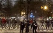 VIDEO: Sniega piku uzbrukums – Navaļņija atbalstītāji “nopiko” policiju VIDEO: Sniega piku uzbrukums – Navaļņija atbalstītāji “nopiko” policiju