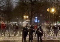 VIDEO: Sniega piku uzbrukums – Navaļņija atbalstītāji “nopiko” policiju