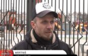 VIDEO: Ādažos vīrietis mēģina ar saldumiem ievilināt bērnus savā auto VIDEO: Ādažos vīrietis mēģina ar saldumiem ievilināt bērnus savā auto