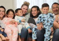 FOTO: Piecu bērnu vecāki adoptē septiņus bāreņus – brāļus un māsas