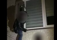 Trilleris Imantā: Policisti nozieguma vietā aiztur dzīvokļa apzadzējus (VIDEO)